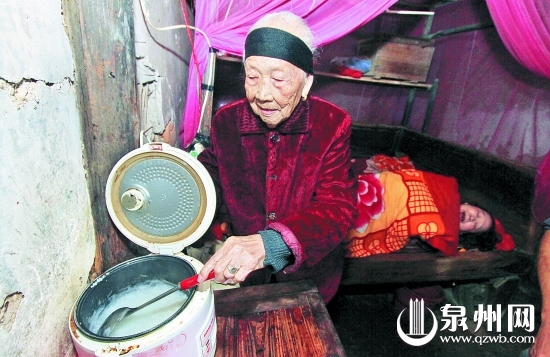 雖已年邁，王算仍每天為臥床的七旬女兒熬粥、擦身，