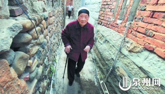 王算每天都要拄拐出去買菜