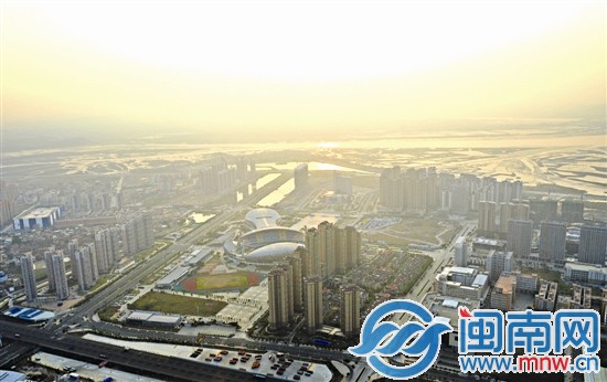 沐浴著晨光，海峽體育中心