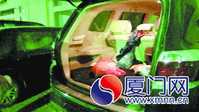 毒販把毒品藏在車上，拿到錢才“交貨”。