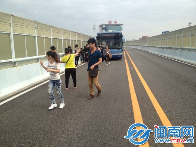 BRT車(chē)上的乘客全都下車(chē)，來(lái)到路上