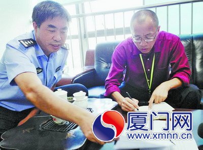 市民評(píng)代表在高速公路交警支隊(duì)了解情況