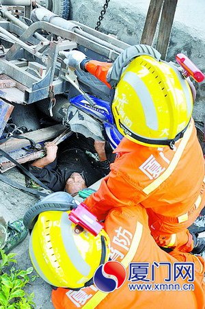 氣瓶壓住六旬老人