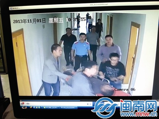 監(jiān)控顯示，老伯倒地后，工作人員立即叫來了急救人員