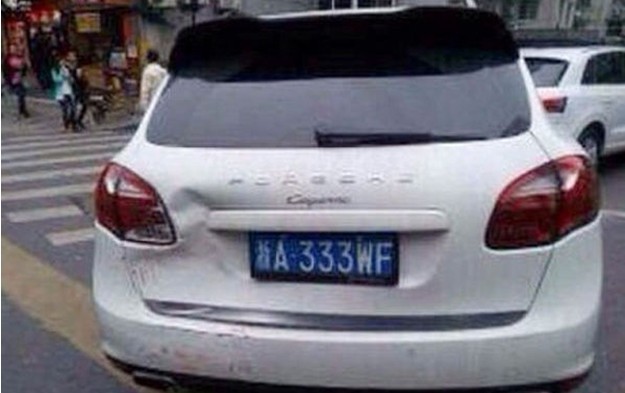 孫楊無(wú)證駕卡宴撞公交車(chē)