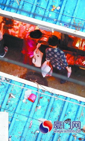 雨披上的垃圾不知道什么時(shí)候就會(huì)掉下來(lái)