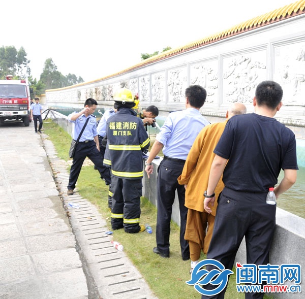 警方請來消防人員，抽干放生池中的水