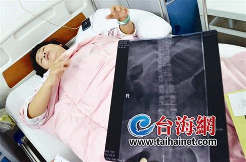 龍女士腰椎骨折，躺在病床上無法動彈