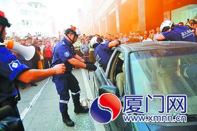 “乘客”從“落水”的車?yán)镢@出來(lái)。