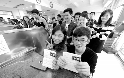 一對(duì)新人領(lǐng)到結(jié)婚證成功“脫光”。