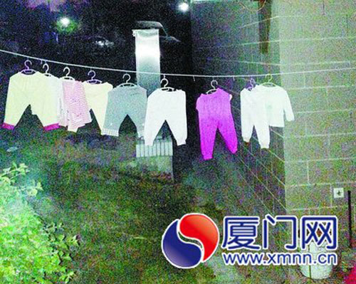 小小的衣服還晾在店門口，但主人已經(jīng)不幸夭折。