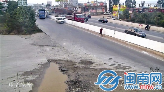 監(jiān)控顯示,丁某撞人后棄車逃跑