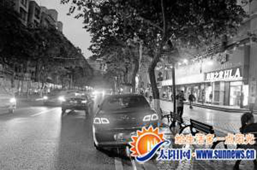 因?yàn)楹滔槲髀窡o處停車，一輛車只能違停在路上