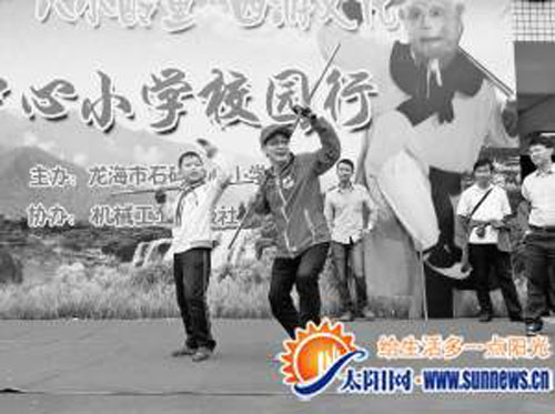 六小齡童耍金箍棒。記者 黃旭 攝