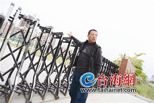 體校男生翻門出校