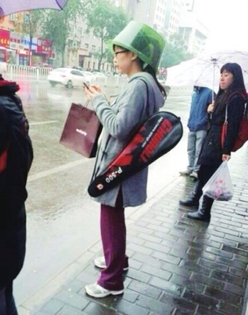 廈門奇葩女頭戴臉盆擋雨