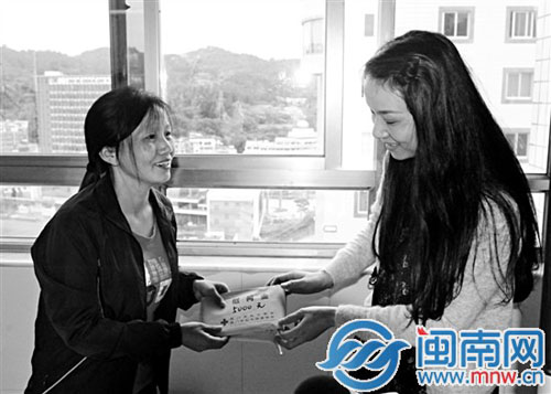 昨日下午，廈門紅十字會(huì)工作人員為趙詞琴送來(lái)1萬(wàn)元