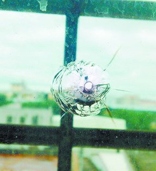 居民家窗戶驚現(xiàn)“彈孔”