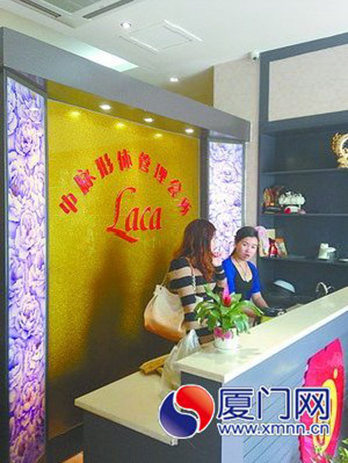 走進(jìn)會所，里面有不少導(dǎo)購員