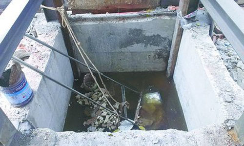 電梯井積水占了一半，滋生蚊蟲四處飛舞。
