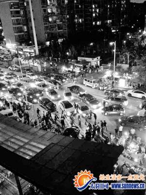 租戶將車停在小區(qū)門口，導(dǎo)致道路擁堵。