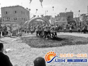 300多名村民光腳踩過木炭。