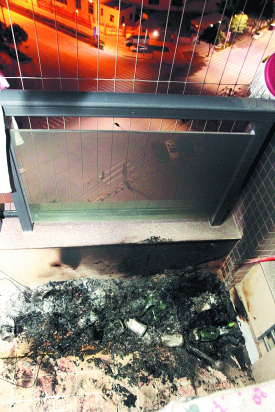 小李家的陽臺突然起火