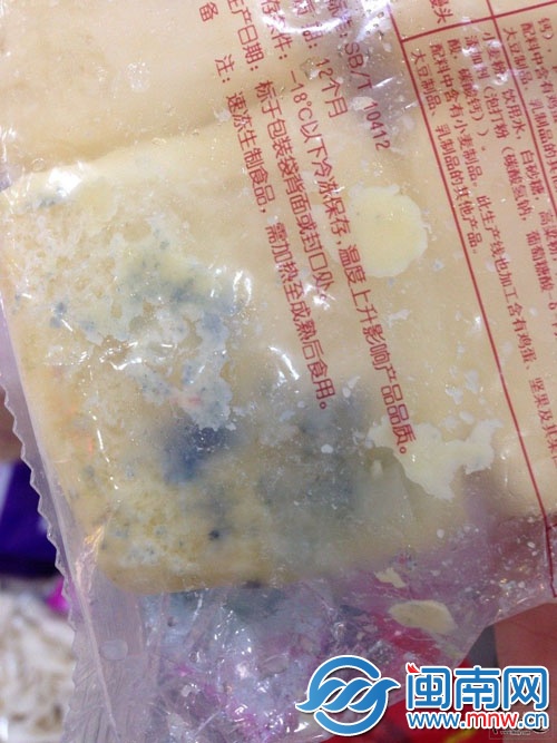 11月15日，網(wǎng)友發(fā)帖反映饅頭發(fā)霉