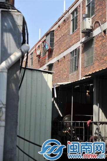 小王翻窗（畫圈處），順著空調(diào)外機(jī)爬到屋頂