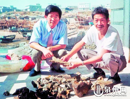 林少川（左）與劉志成在發(fā)現(xiàn)“海峽人”化石的考古現(xiàn)