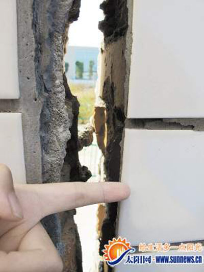 高林中心小學(xué)墻體出現(xiàn)多處裂縫
