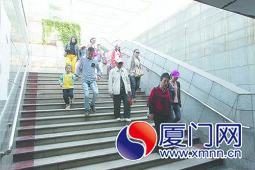 整治過后，鷺江道輪渡地下通道順暢許多