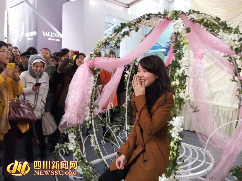 女主角現(xiàn)身，坐上“南瓜車”。