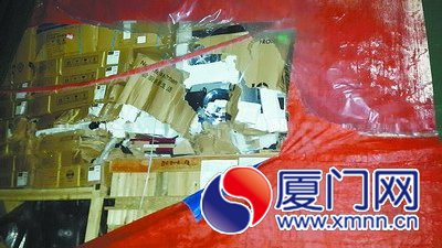 貨車被撞破的地方，貨物裸露在外。