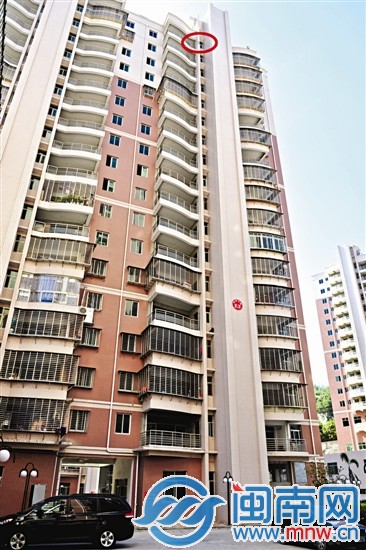 脫落的外墻瓷磚位于這棟樓的18層