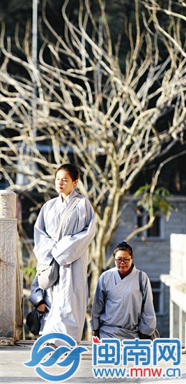 在安靜的寺院里,學(xué)員面露從容