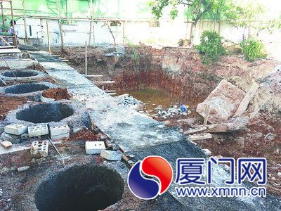 大坑邊這些深井,是業(yè)主為鄰居做的維護樁