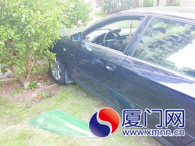停在草坪上的車，整塊玻璃被砸落下來