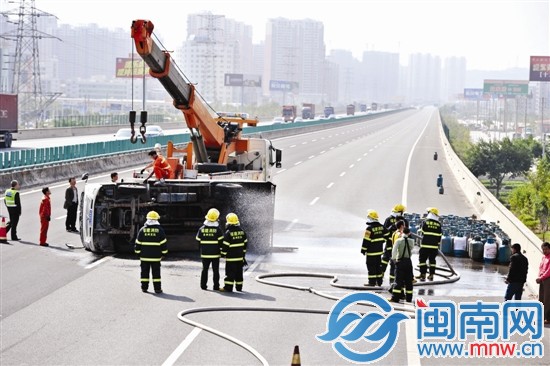 為防止爆炸，消防官兵朝貨車噴水，3個泄漏氣罐被移