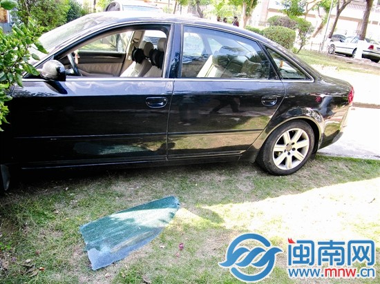 在仙閣里小區(qū)，一輛車車窗玻璃整個掉落