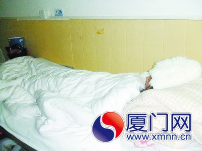 小梁躺在病床上，身心俱傷