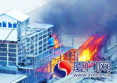 高林城中村五層民房頂樓起火