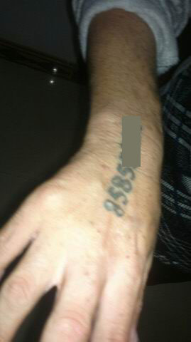 張某慎右手背上文著電話號碼