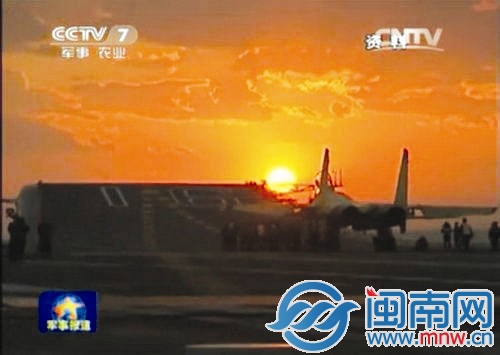 殲-15艦載機(jī)在暗光條件下起降