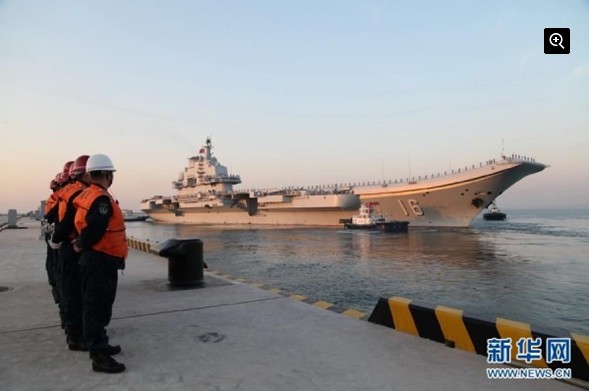 遼寧艦26日上午從青島某軍港解纜起航。