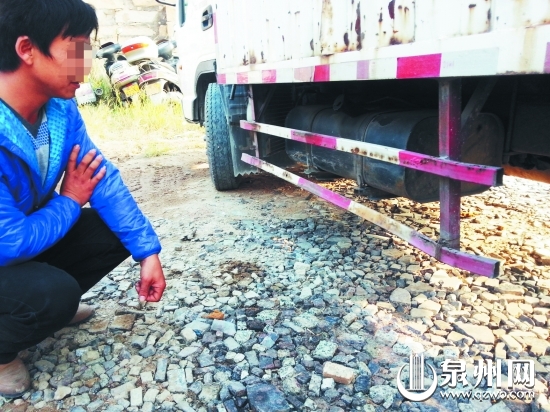 車主張先生向記者講述事情經(jīng)過