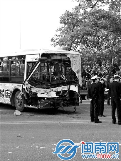 被撞的公交車擋風(fēng)玻璃破碎