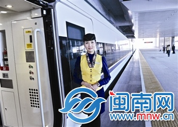 乘務(wù)員身著黃色制服