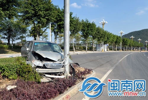 小車(chē)車(chē)速太快，直接撞上綠化帶