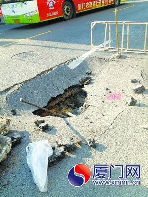 路面底下空蕩蕩